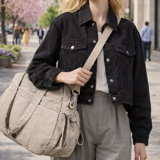 maman blonde portant un sac à langer camel dans la ville