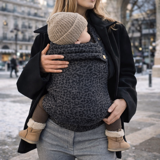 Porte-bébé ergonomique Léopard gris, maman blonde et bébé dans le portage ventral position physiologique