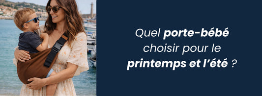 Maman brune qui porte son bébé dans un porte-bébé sling marron, il respecte la position en M. Ils sont à la plage en été