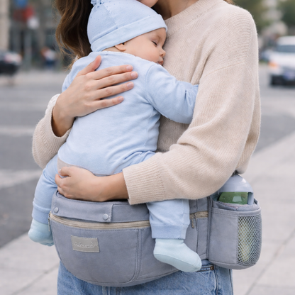 maman qui porte son enfant contre elle sur la ceinture ajustable du Porte-bébé Ergonomique Siège avec Rangement en ville 