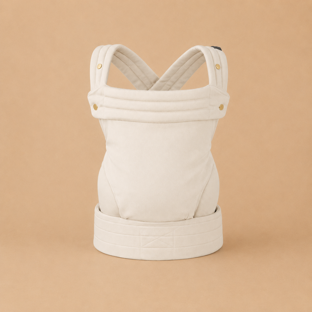Porte-bébé kangourou physiologique et  beige présenté, vue de face, ceinture ajustable, abdo soutenu, dos maintenu