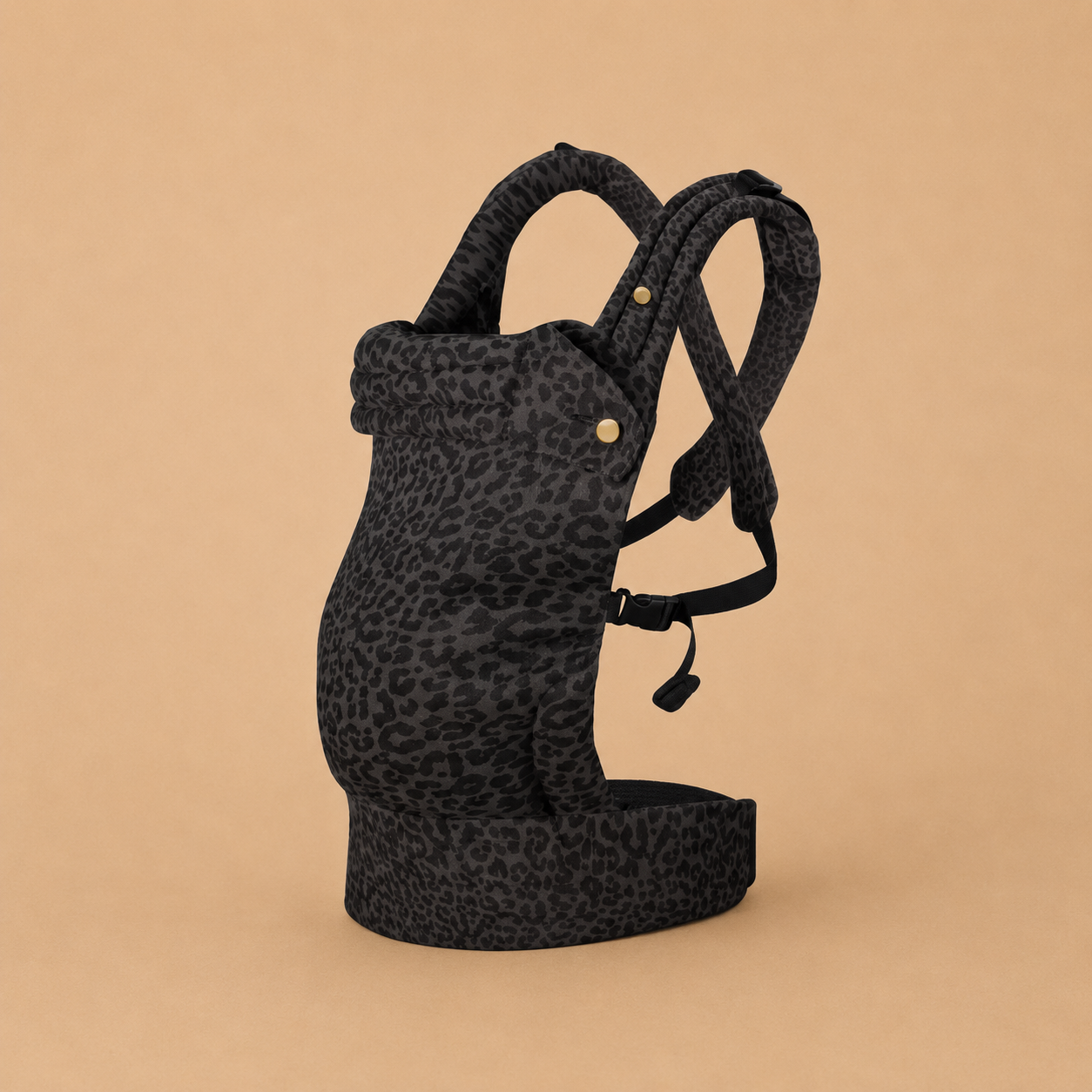 Porte-bébé physiologique motifs Léopard gris anthracite, vu de coté, coton doux, bretelles rembourrées, soutien dos, physiologique