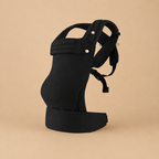 porte-bébé kangourou physiologique et ergonomique noir, vue de côté, bretelles rembourrées, position physio