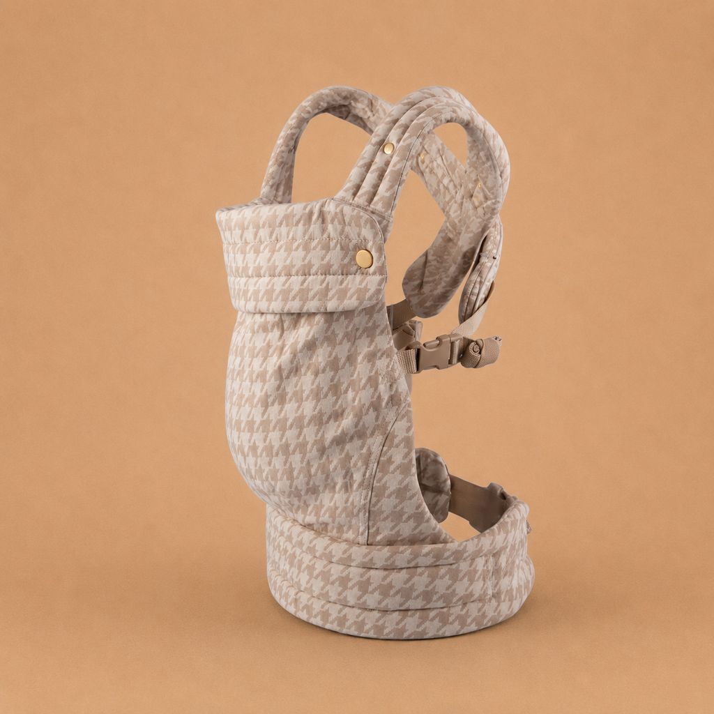 porte-bébé ergonomique et physiologique, coloris beige, motif pied de poule, apaisant, confortable et dos soulagé