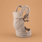 porte-bébé ergonomique et physiologique, coloris beige, motif pied de poule, apaisant, confortable et dos soulagé