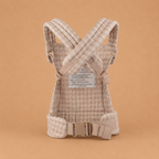 porte-bébé ergonomique et physiologique, coloris beige, motif pied de poule, vue arrière, bretelles rembourrées, ceinture ajustable, dos soulagé