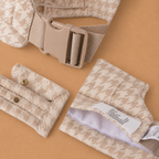 porte-bébé ergonomique et physiologique, fermeture sécurisée, sangle ajustable, coton doux, boutons pressions, coloris beige, motif pied de poule