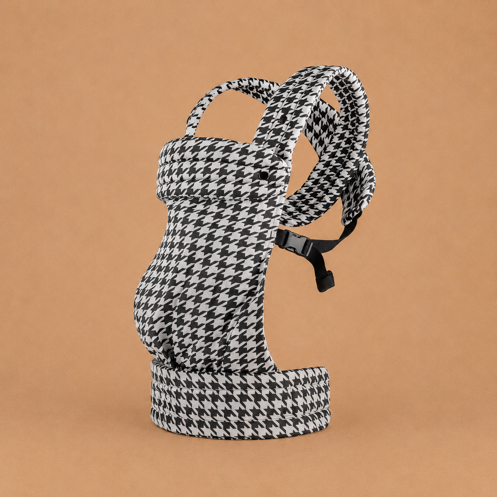 porte-bébé stylé et physiologique, coloris noir blanc, motif pied de poule, ceinture réglable, confortable 