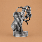 porte-bébé stylé et physiologique, coloris noir blanc, motif pied de poule, ceinture réglable, confortable 