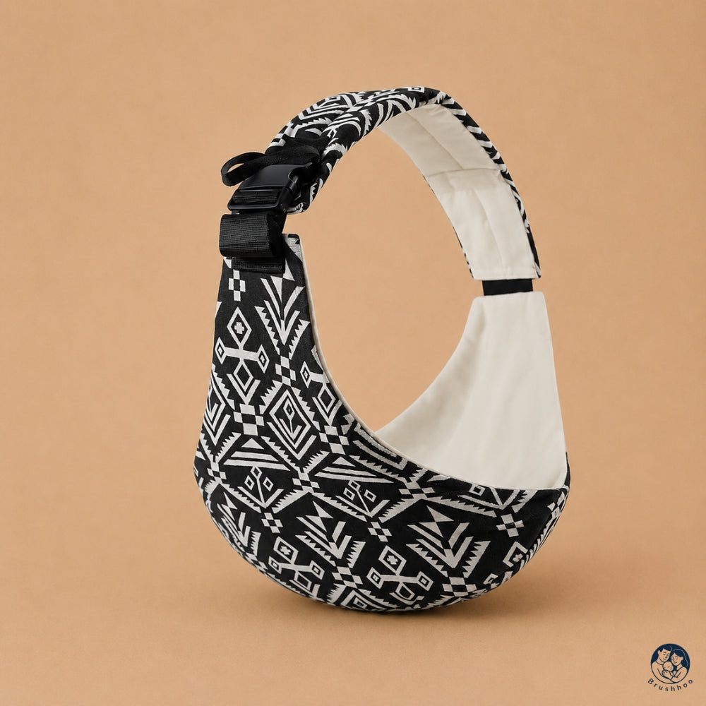 Porte bébé sling motif aztek noir de la marque brushhoo vue de côté