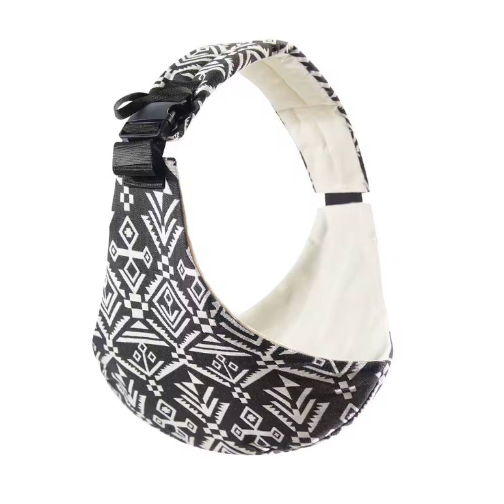 Porte-bébé style sling ergonomique, vue de côté, bretelle rembourrée confortable, fermeture rassurante. Motifs aztek 