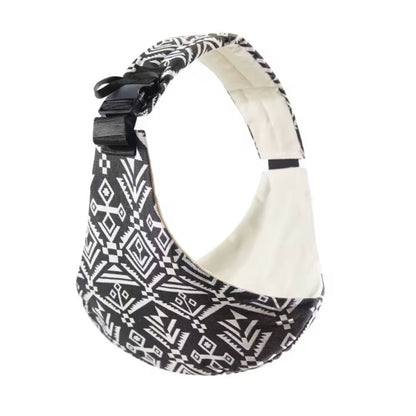 Porte-bébé style sling ergonomique, vue de côté, bretelle rembourrée confortable, fermeture rassurante. Motifs aztek 