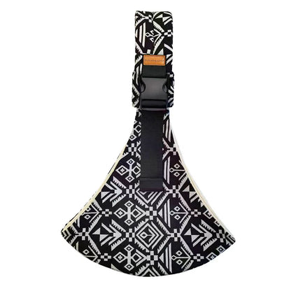 Porte-bébé style sling, vue de face, bretelle rembourrée, fermeture sécurisée. Motifs aztek coloris noir.