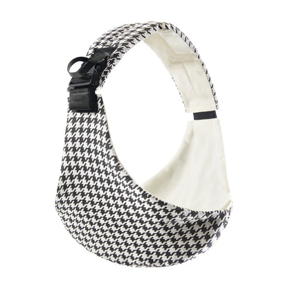 Porte-bébé style sling avec portage hanche, vue de côté, motif pied-de-poule noir et blanc. Bretelle rembourrée et sangle sécurisée