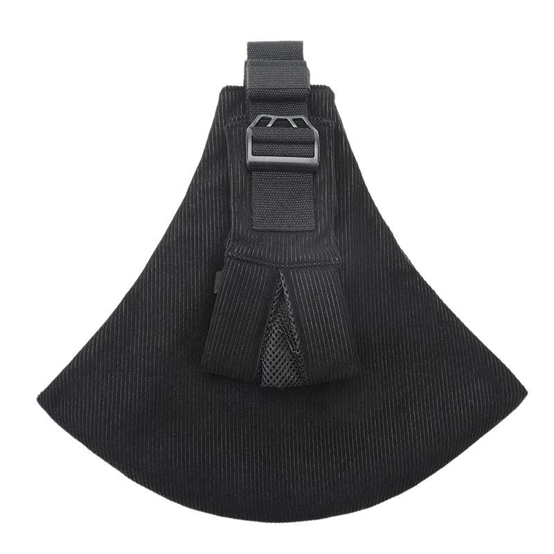 Porte-bébé style sling avec portage hanche, vue de face. Matière velours cotelé coloris noir. Bretelle rembourrée amortissant et sangle sécurisée