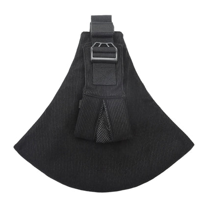 Porte-bébé style sling avec portage hanche, vue de face. Matière velours cotelé coloris noir. Bretelle rembourrée amortissant et sangle sécurisée
