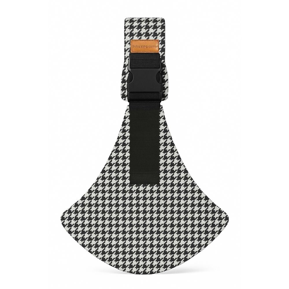 Porte-bébé style sling avec portage hanche, vue de face, motif pied-de-poule noir et blanc. Position ergonomique et sangle sécurisée