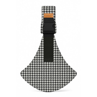 Porte-bébé style sling avec portage hanche, vue de face, motif pied-de-poule noir et blanc. Position ergonomique et sangle sécurisée