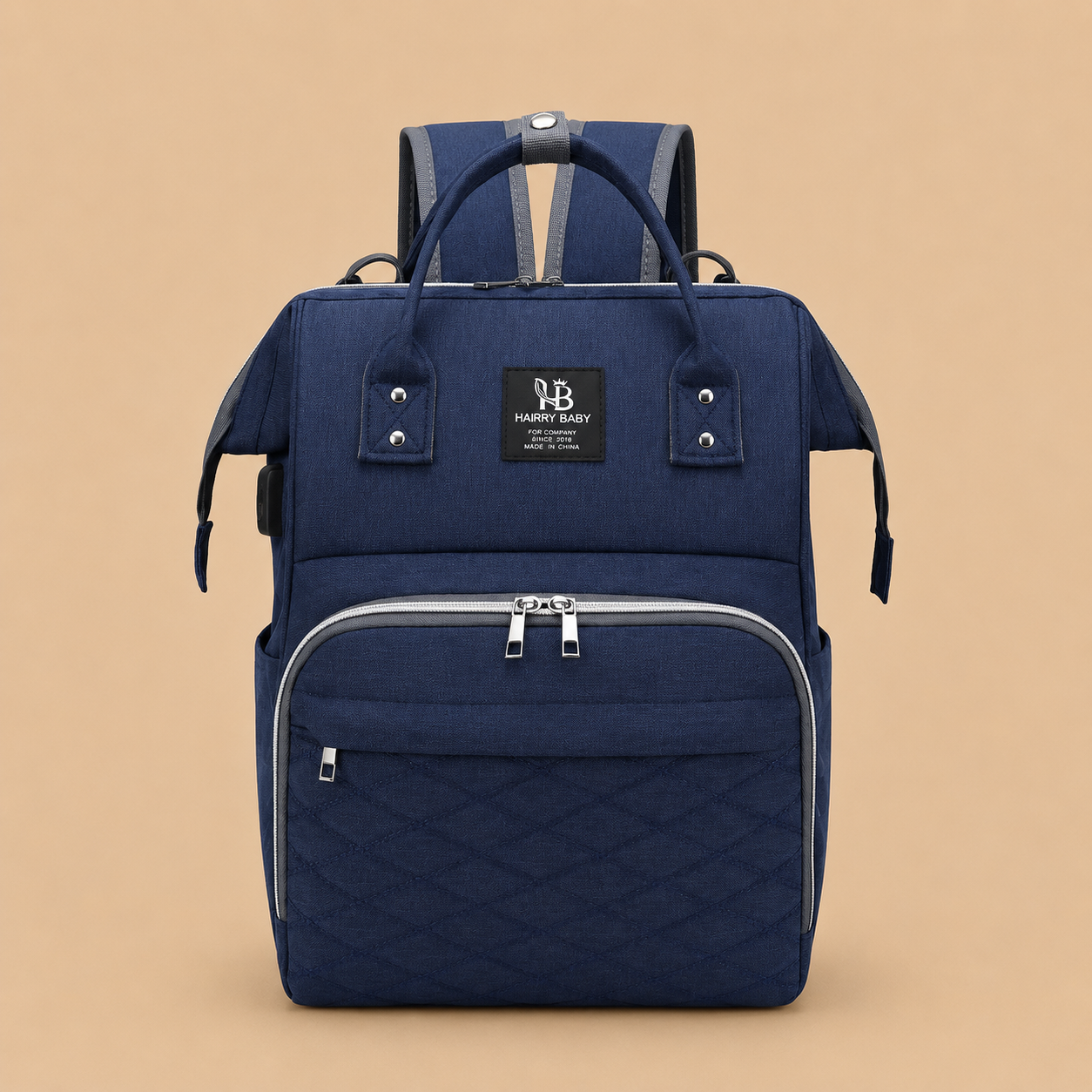 Sac à dos à langer bleu sur un fond beige nuancier en vue de face