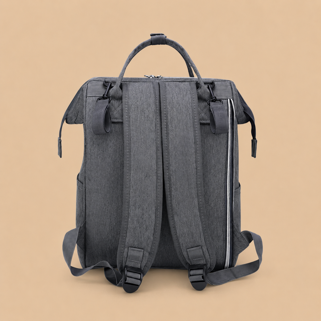 Sac à dos à langer gris sur un fond beige nuancier vue arrière