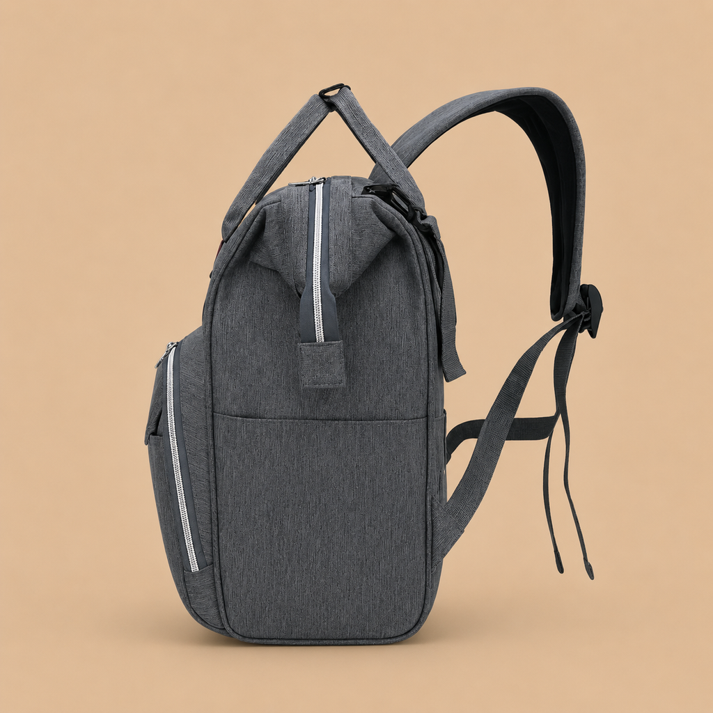 Sac à dos à langer gris sur un fond beige nuancier vue de côté