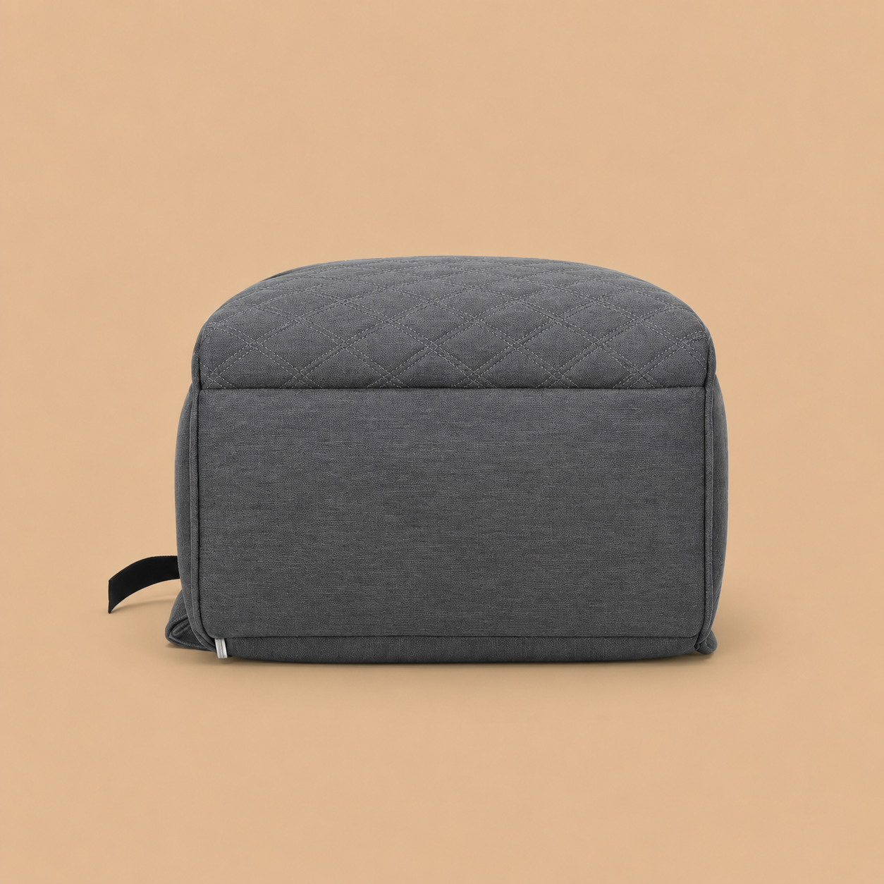 Sac à dos à langer gris sur un fond beige nuancier vue de dessous