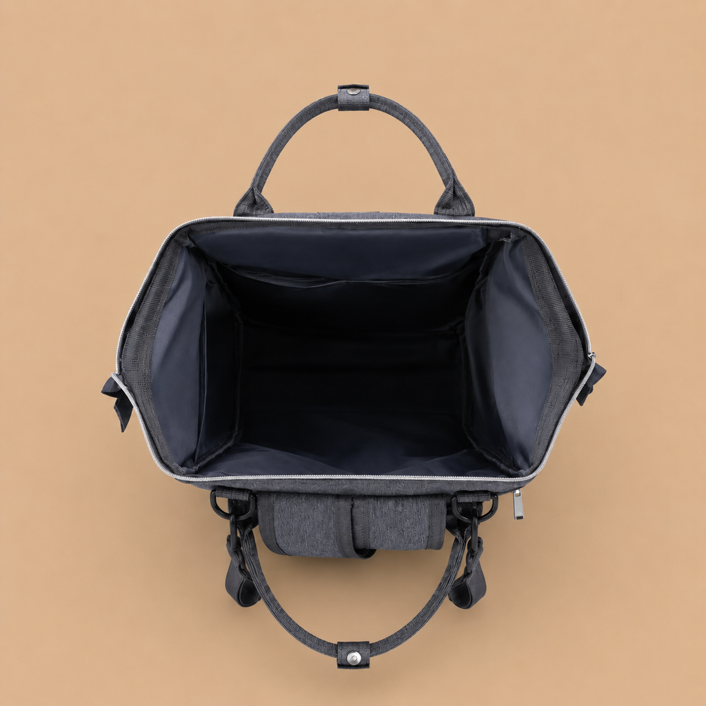 Sac à dos à langer gris sur un fond beige nuancier vue de l'interieur