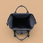 Sac à dos à langer gris sur un fond beige nuancier vue de l'interieur