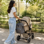 maman qui marche dans un parc avec son sac à langer accroché à sa poussette