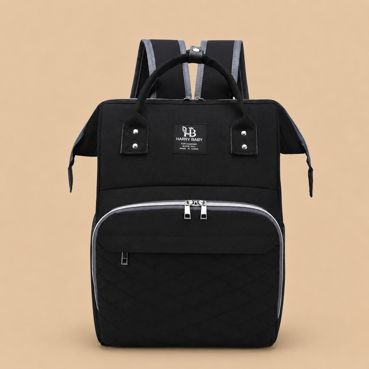 Sac à dos à langer noir sur un fond beige nuancier en vue de face