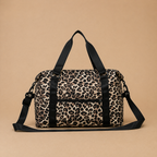 Sac à langer bébé coloris léopard sur fond  beige, vue arrière. Pratique, confortable et stylé pour le quotidien