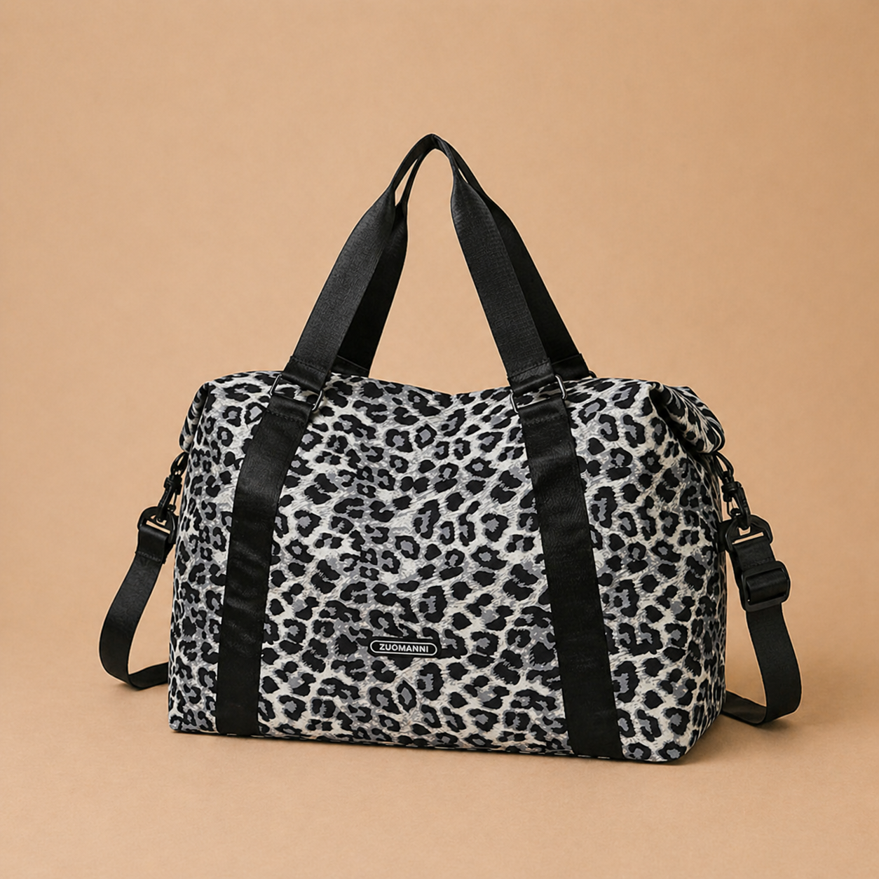 Sac à langer bébé coloris léopard sur fond  beige, vue de face. Pratique, confortable et stylé pour le quotidien. Motif léopard blanc
