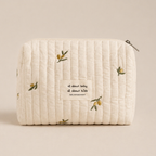 Trousse de rangement beige motif olive, parfait pour l'essentiel de votre bébé. Avec un arrière plan beige nuancier en vue de face