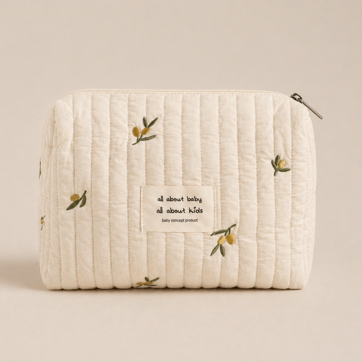 Trousse de rangement beige motif olive, parfait pour l'essentiel de votre bébé. Avec un arrière plan beige nuancier en vue de face