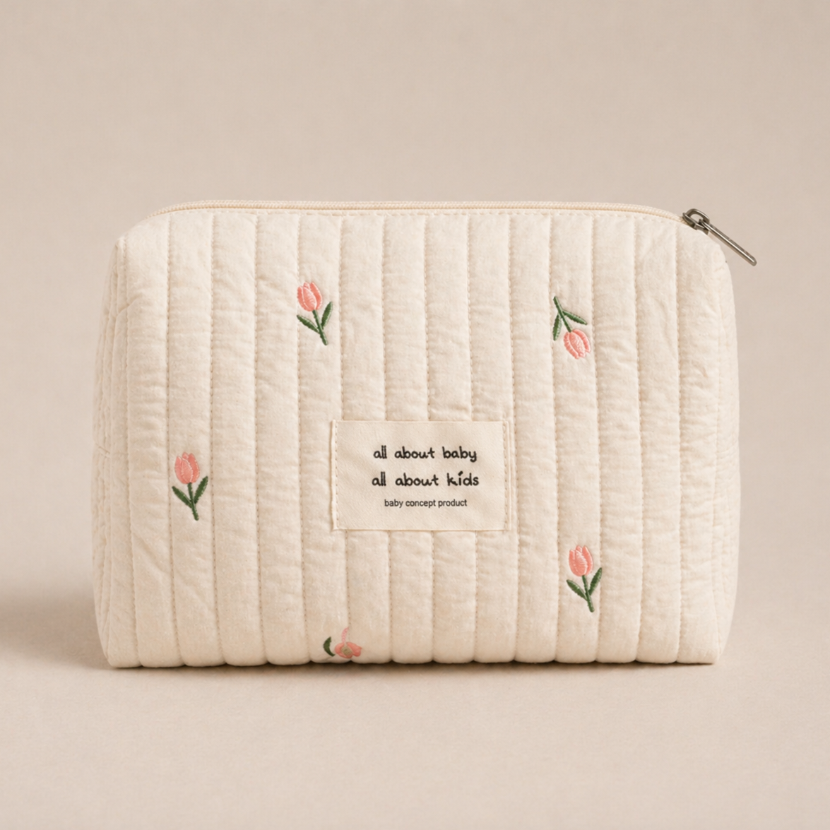 Trousse de rangement beige motif tulipes, parfait pour l'essentiel de votre bébé. Avec un arrière plan beige nuancier en vue de face