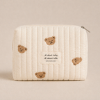 Trousse de rangement beige motif ourson, parfait pour l'essentiel de votre bébé. Avec un arrière plan beige nuancier en vue de face