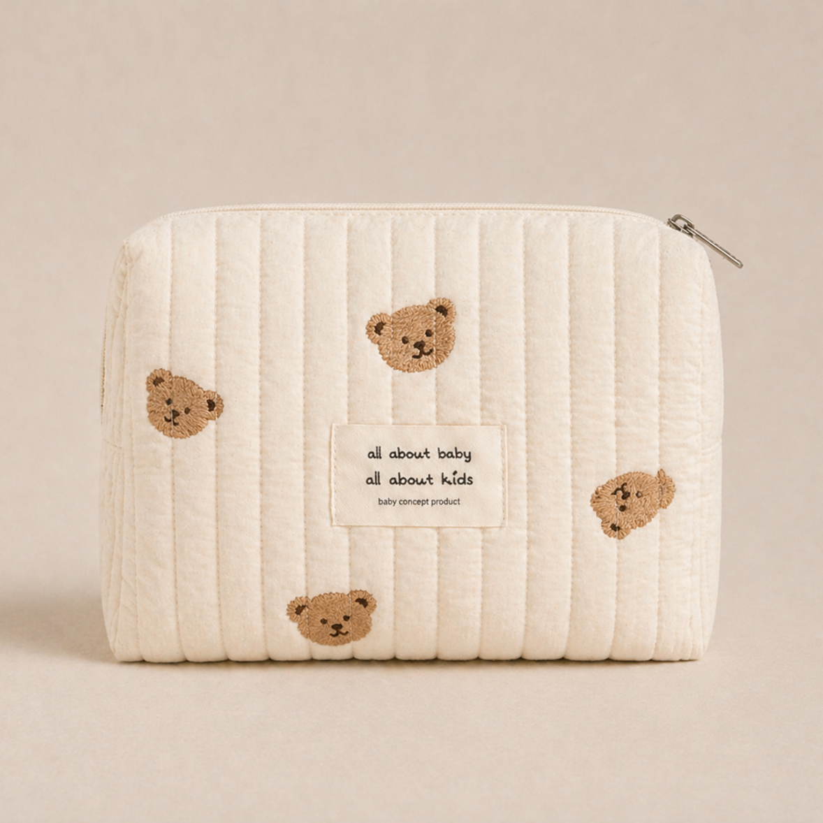Trousse de rangement beige motif ourson, parfait pour l'essentiel de votre bébé. Avec un arrière plan beige nuancier en vue de face