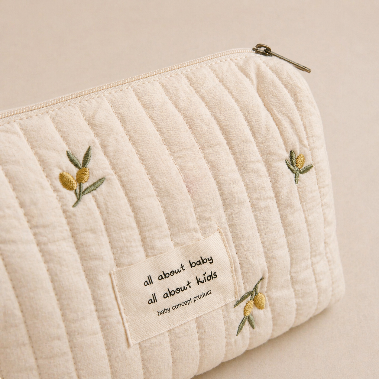 Trousse de rangement beige motif olive, parfait pour l'essentiel de votre bébé. Avec un arrière plan beige nuancier en vue de côté sur les motifs et le logo