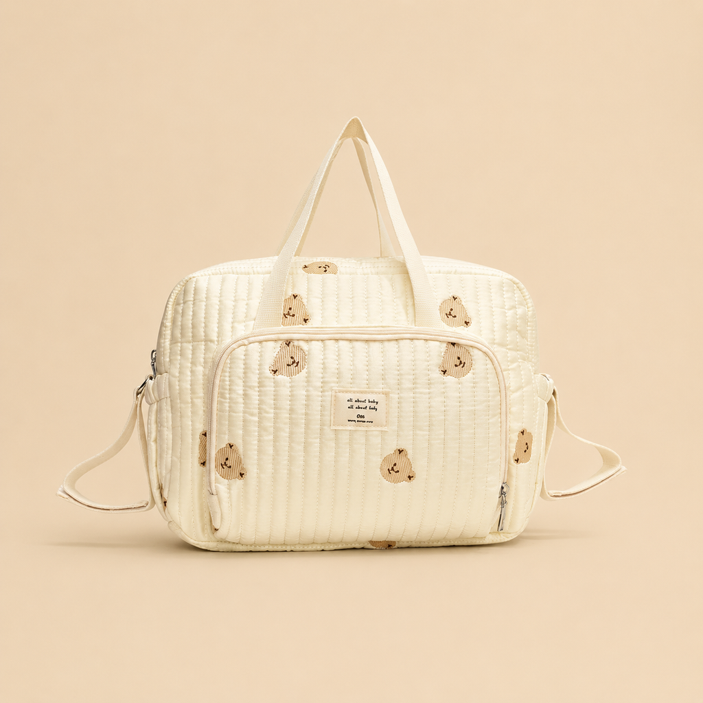 Sac à langer beige motif ourson avec une poche avant brodée en vue de face