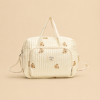 Sac à langer beige motif ourson avec une poche avant brodée en vue de face
