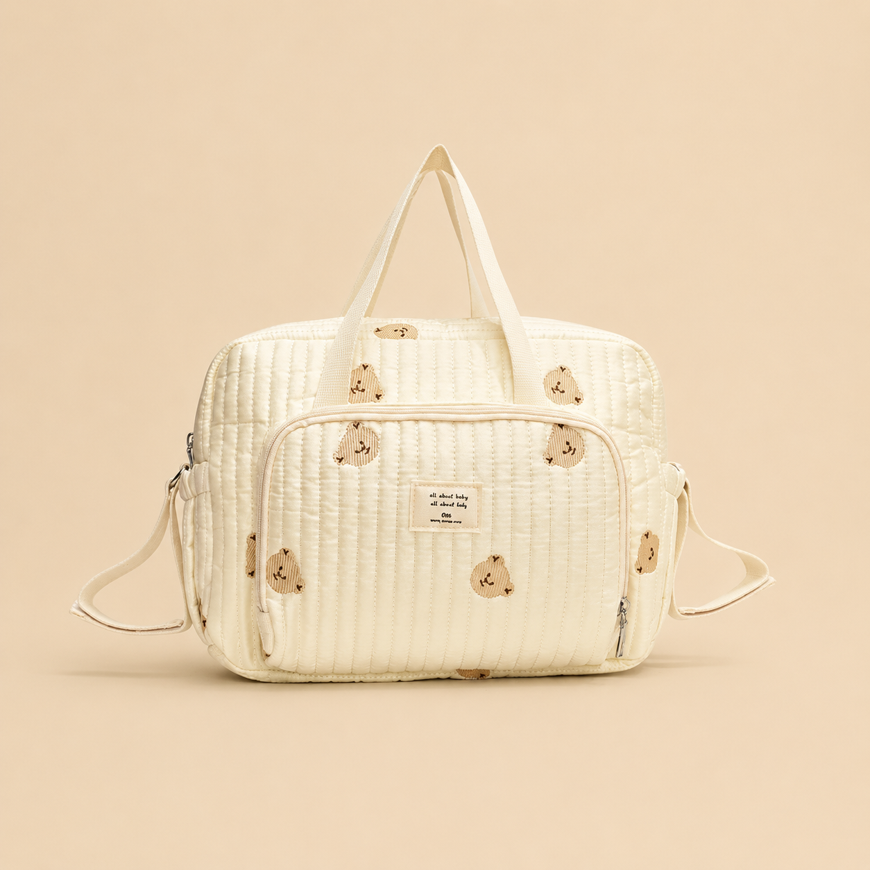 Sac à langer beige motif ourson avec une poche avant brodée en vue de face