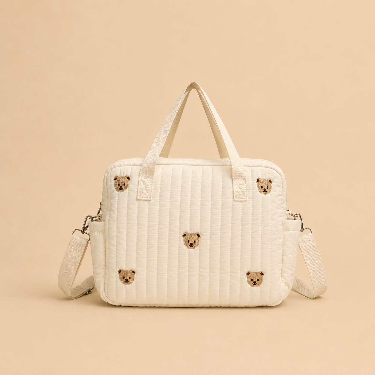 Sac à langer beige motif ourson avec une poche avant brodée en vue de dos