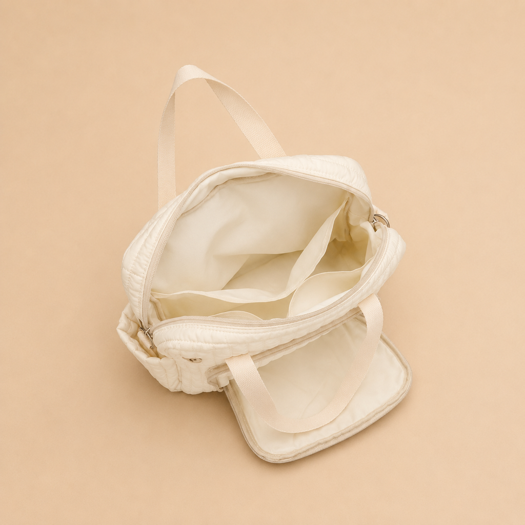 Sac à langer beige motif ourson avec une poche avant brodée, vue de l'interieur